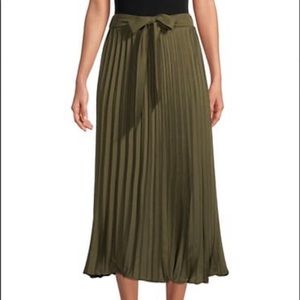 Lea & Viola
Accordion-Pleated Skirt